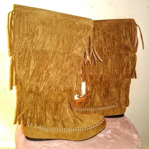 *BRAND NEW*....Mid-calf fringe boot